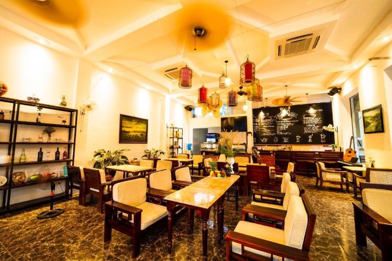 Quán cafe tại khách sạn mang thiết kế cổ cùng đa dạng các loại thức uống từ cafe đến rượu.