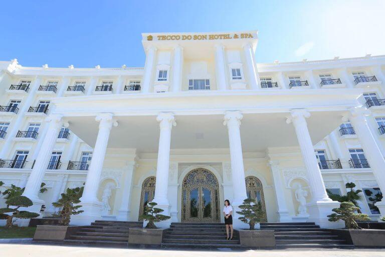 Khách sạn Tecco Đồ Sơn & Spa sừng sững như một tòa lâu đài tráng lệ ngay cạnh bờ biển Đồ Sơn. (Nguồn: Agoda.com)