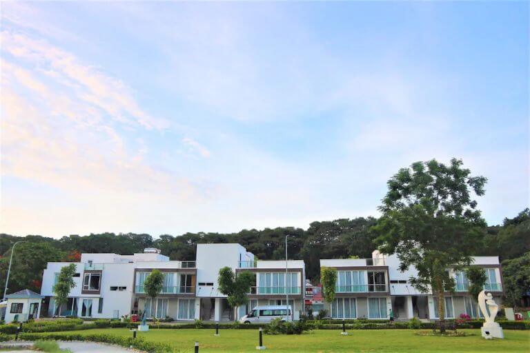 Dãy căn hộ sang trọng, hiện đại tại Green Lotus Vạn Sơn Resort Club. (Nguồn: Agoda.com)