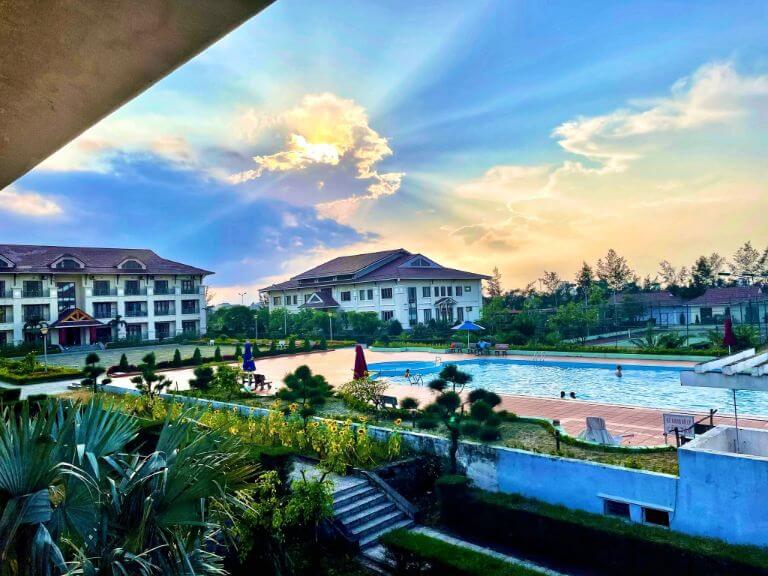 Một trong những tiện tích nổi bật của Hải Đăng Resort Quảng Bình là khu vực bể bơi ngoài trời rộng lớn có cả bể bơi trẻ em.