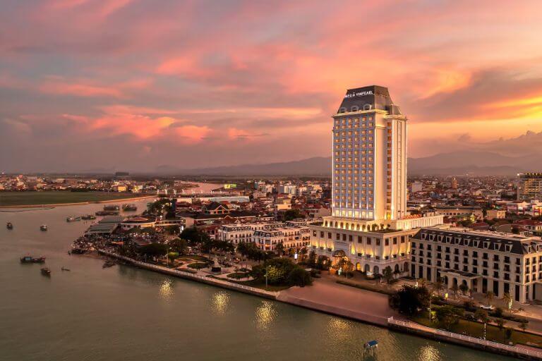 Tòa nhà cao 22 tầng bên dòng sông Nhật Lệ là biểu tượng nổi bật của Melia Vinpearl Quảng Bình.