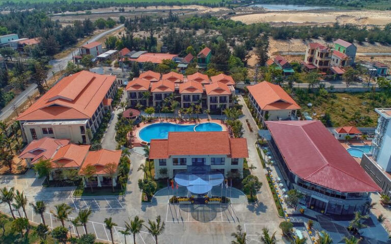 Manli Resort Quảng Bình sở hữu diện tích rộng lớn có hồ bơi ngoài trời và nhà hàng sang trọng nằm riêng một tòa nhà.