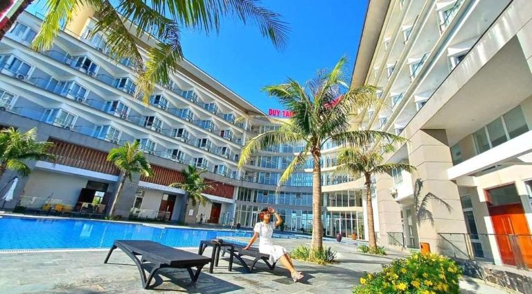 Bể bơi ngoài trời là địa điểm check in hot hit nhất tại Duy Tân Resort, bể bơi có diện tích là 300 mét vuông với hệ thống lọc nước hiện đại.