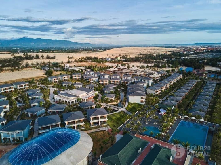 Sea Star Resort Quảng Bình là khu nghỉ dưỡng mang đẳng cấp 4 sao, có thiết kế nổi bật là các căn phòng bungalow cao cấp và có view nhìn ra khu vườn hoặc bãi biển Nhật Lệ.