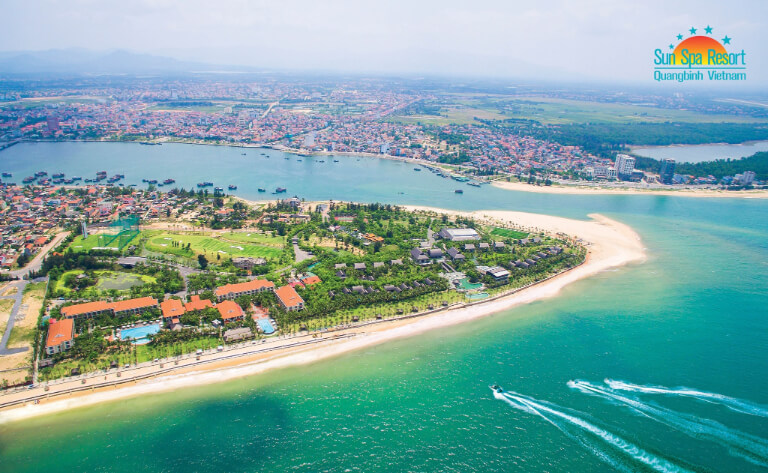 Từ trên cao nhìn xuống, có thể thấy rõ Sun Spa Resort Quảng Bình vô cùng đẹp với 3 mặt giáp biển và khu rừng nhiệt đới bao quanh. 