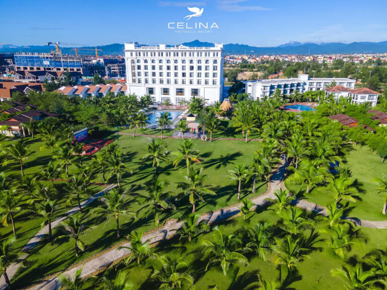 Celina Peninsula Resort là khu nghỉ dưỡng cho những du khách yêu thiên nhiên bởi không gian sân vườn ngoài trời rất rộng lớn và xanh mát. 