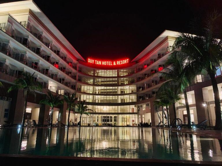 Duy Tân Resort Quảng Bình là khu nghỉ dưỡng 4 sao có diện tích 23.000 mét vuông với 137 các hạng phòng khác nhau và chỉ cách bãi biển Bảo Ninh xinh đẹp vài bước chân.