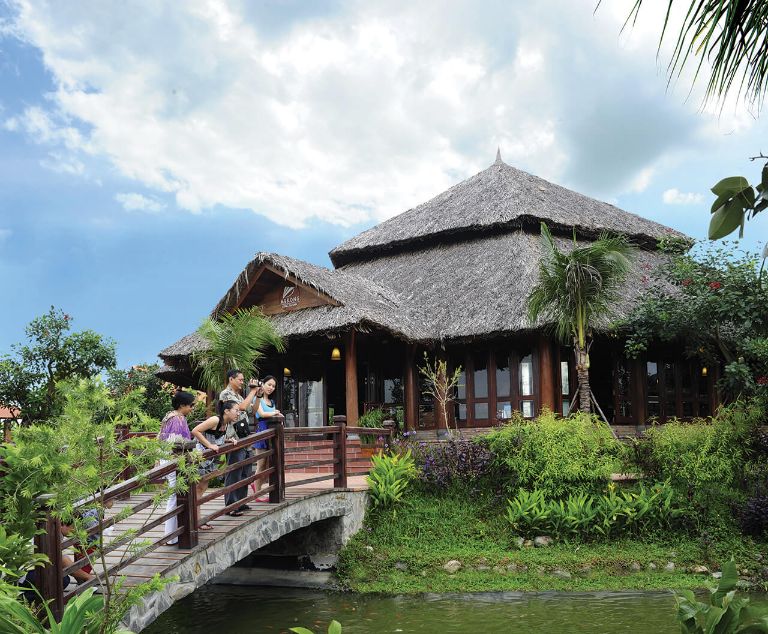 Mekong Long Thành Resort không chỉ đơn thuần là nơi nghỉ ngơi mà còn là một bức tranh tuyệt đẹp về sự kết hợp giữa kiến trúc độc đáo và thiên nhiên hùng vĩ. 