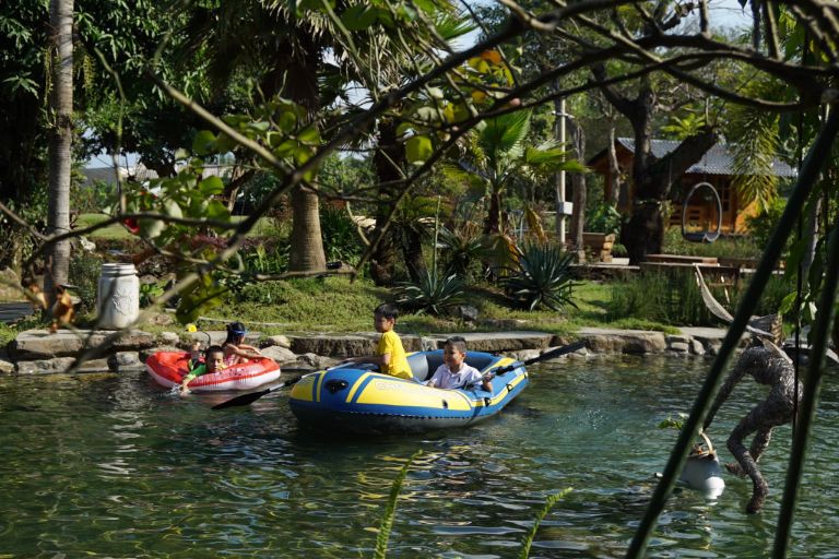 Du khách còn có thể chèo xuồng, phao bơi ngay trong khuôn viên resort Đồng Nai này. 