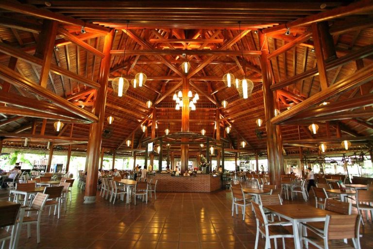 Resort Đồng Nai này cung cấp không gian nhà hàng đẹp và ấm cúng nhờ thiết kế gỗ độc đáo. 