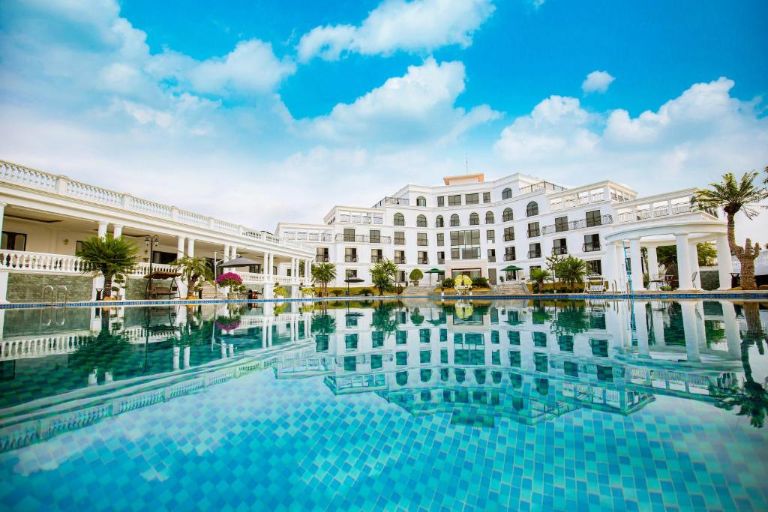 Glory Resort là quần thể nghỉ dưỡng gồm khách sạn và biệt thự riêng với tổng diện tích lên đến 2000m2. (nguồn: Booking.com).  