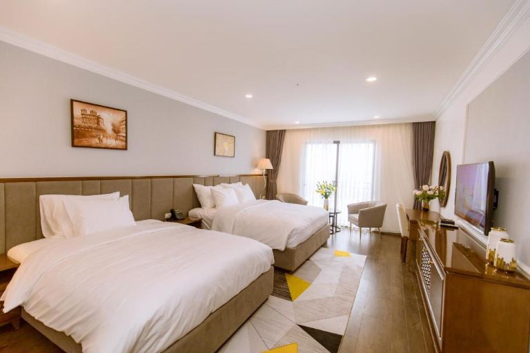 Các phòng Deluxe, Home và Standard được thiết kế tiêu chuẩn dành cho 2 người, với diện tích từ 32 - 38m2 và có 1 giường đôi hoặc 2 giường đơn. (nguồn: Booking.com).