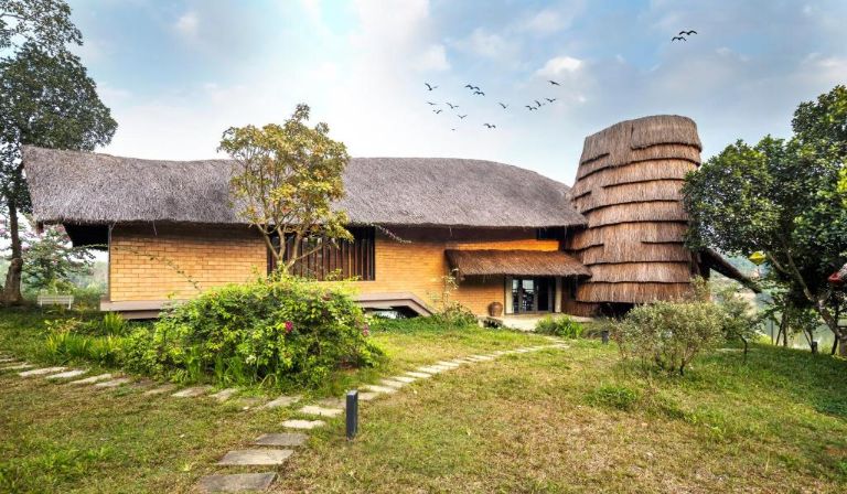 Tomodachi Retreat Làng Mít kết hợp giữa những nét đặc trưng của mái lá Việt Nam và kiến trúc Nhật Bản (nguồn: Booking.com).