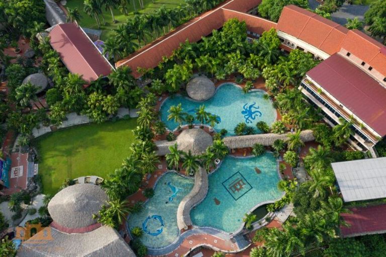 Asean Resort & Spa nổi bật với những căn nhà mái đỏ, nằm cạnh hồ nước xanh trong (nguồn: Booking.com).