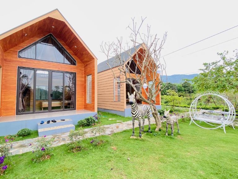 Những căn bungalow gây ấn tượng mạnh với thiết kế hoàn toàn bằng gỗ (nguồn: Booking.com).