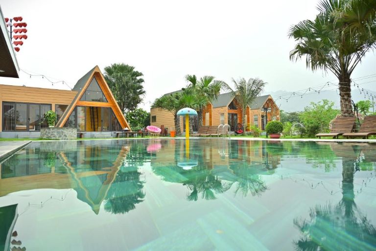 Resort này có một bể bơi ngoài trời lớn và đẹp, cho phép du khách tha hồ tận hưởng hoạt động bơi lội (nguồn: Booking.com).