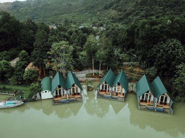 Trường Xuân Resort Hà Giang gây ấn tượng với những căn bungalow sơn tông xanh cực kì bắt mắt, độc lạ (nguồn: booking.com)