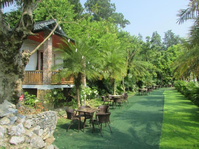 Trường Xuân Resort Hà Giang sở hữu quán cafe sân vườn được trải cỏ tự nhiên toàn bộ, view núi đồi cực thơ (nguồn: booking.com)