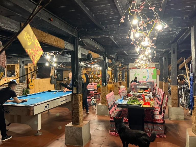 Golden Jungle House Resort Hà Giang sở hữu nhà hàng nằm ngay cạnh khu giải trí bida cho du khách (nguồn: booking.com)