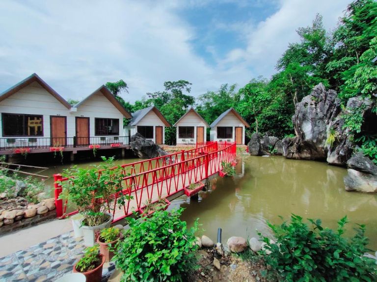 Hà Giang Wings Bungalow sở hữu chiếc cầu gỗ đỏ, là vị trí check in hot được các tín đồ du lịch yêu thích (nguồn: booking.com) 
