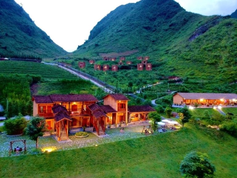 H'mong Village Resort Hà Giang xây dựng những toà nhà theo kiến trúc nhà trình tường làm từ đất sét, mái ngói âm dương (nguồn: booking.com)