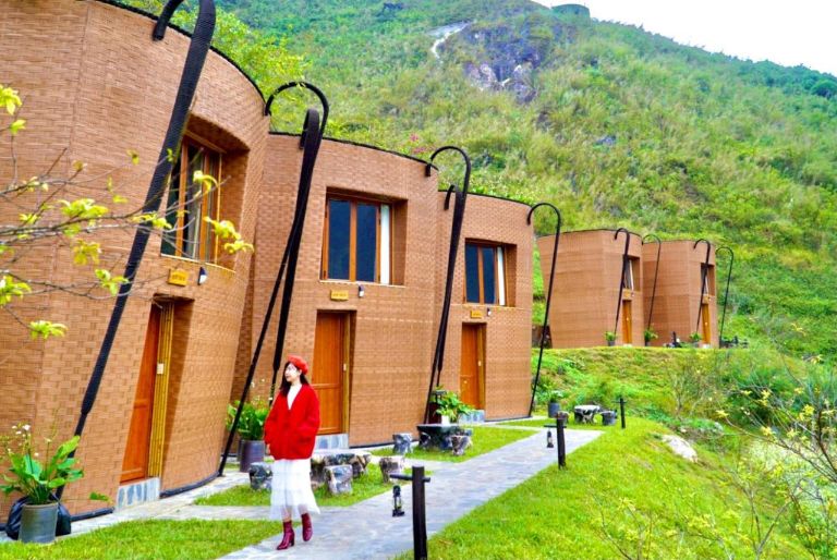 H'mong Village Resort Hà Giang gây ấn tượng mạnh bởi những căn nhà hình chiếc địu lưng của người dân H'mong tại Hà Giang (nguồn: booking.com)
