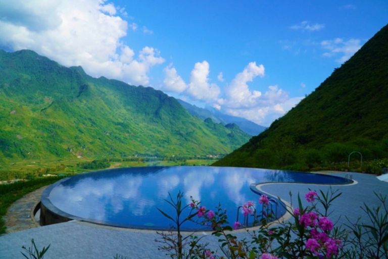 H'mong Village Hà Giang sở hữu bể bơi vô cực rộng với tầm nhìn ngoạn ngục ra dãy núi và thung lũng phía dưới (nguồn: booking.com)