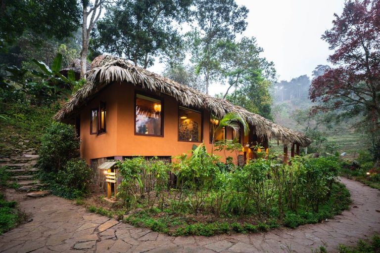 Panhou Retreat Resort Hà Giang sở hữu những căn nhà bungalow mái lá được sơn tông màu cam trẻ trung, bắt mắt (nguồn: booking.com)