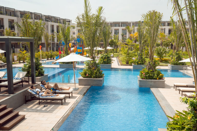 Bể bơi bốn mùa kết hợp với khu chơi trẻ em độc đáo tại Royal Lotus Hạ Long Resort & Villas.
