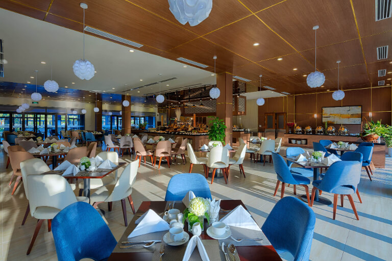 Nhà hàng Garden Bay sở hữu diện tích lớn với sức chứa lên tới 200 khách.