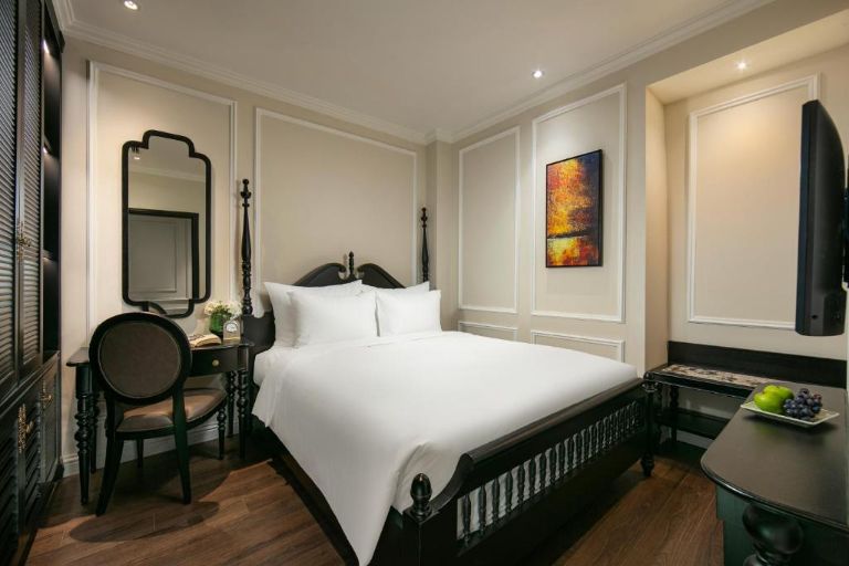 Decor phòng mang đậm phong cách thiết kế Indochine, với nội thất bằng gỗ đen đặc trưng. (nguồn: booking.com).