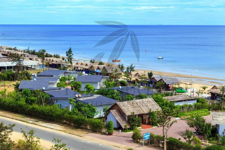 Tre Nguồn Thiên Cầm Hotel&Resort được đặt bên bãi biển Thiên Cầm có không gian mở thoáng mát. (nguồn: booking.com)