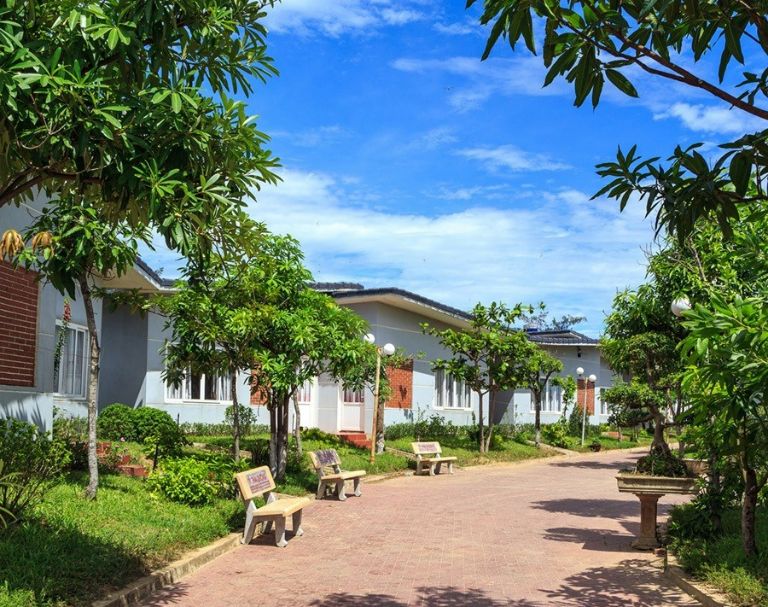 Bên trong khuôn viên là các căn bungalow dưới tán cây xanh mang đến không gian trong lành. (nguồn: booking.com)