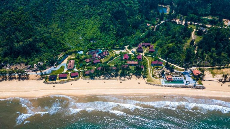 Quỳnh Viên Resort có không gian nghỉ dưỡng hòa hợp với thiên biển và núi. (nguồn: booking.com)