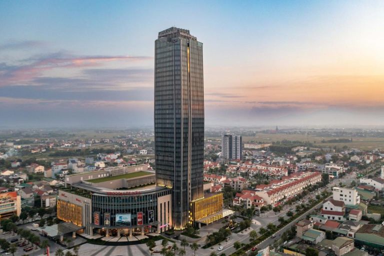 Được đặt ở trung tâm thành phố, Melia Vinpearl Hà Tĩnh sở hữu khối kiến trúc 36 tầng nổi bật. (nguồn: booking.com)