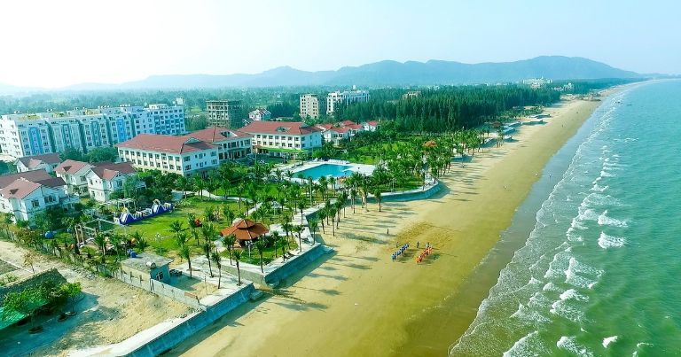 Hải Tiến Resort Thanh Hoá sở hữu vị trí đắc địa nằm trải dọc trên bờ biển Hải Tiến, bao quanh là rừng cây nhiệt đới tạo không khí trong lành thư giãn (nguồn: booking.com)