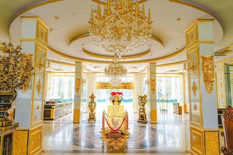 Resort Paracel Hải Tiến sở hữu không gian sảnh tiếp tân có thiết kế cực ấn tượng với gam màu vàng đồng xa hoa cùng những chi tiết trang trí điêu khắc tỉ mỉ (nguồn: booking.com)