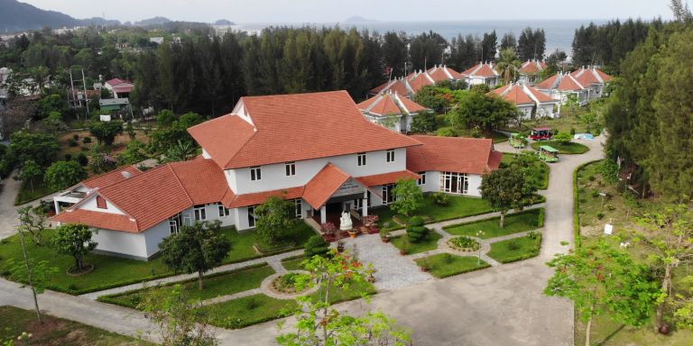Khu nghỉ dưỡng Thiên Đường Xứ Thanh gây ấn tượng với du khách bởi những căn nhà bungalow xây dựng đồng điệu tông màu cam nổi bật (nguồn: agoda.com)