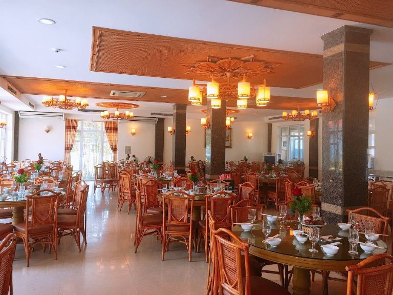 Khu nghỉ dưỡng Thiên Đường Xứ Thanh sở hữu một nhà hàng thiết kế theo phong cách cổ điển với nội thất tông màu gỗ trầm, trần nhà trải gỗ điêu khắc nghệ thuật (nguồn: agoda.com)
