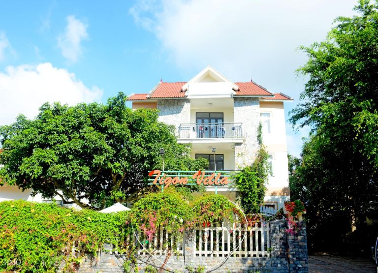 Tigon Villa Hải Tiến Resort sở hữu không gian yên tĩnh, hoà mình với thiên nhiên, bao quanh bởi rừng cây xanh và vườn hoa tươi (nguồn: booking.com)