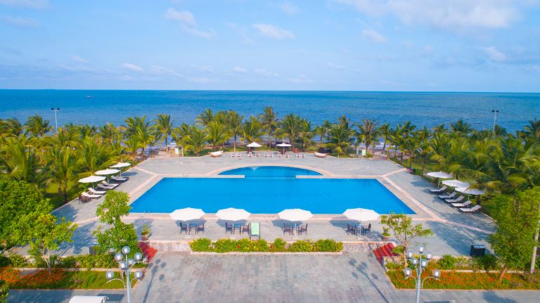 Hải Tiến Resort Thanh Hoá sở hữu hồ bơi vô cực rộng lớn hàng trăm mét vuông với view cực đỉnh ôm trọn bãi biển và khu rừng cây xanh đầy thư giãn (nguồn: booking.com)