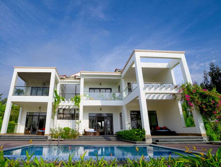 Hải Tiến Resort Thanh Hoá sở hữu những căn nhà có thiết kế độc đáo với mái bằng, sơn trắng toàn bộ với 2 gian song lập có cổng trời (nguồn: booking.com)