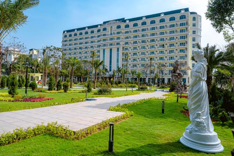 Resort Paracel Hải Tiến là một trong những khu nghỉ dưỡng đẹp nhất tại Hải Tiến với kiến trúc những căn nhà cao tầng xây dựng kiểu Pháp sang trọng (nguồn: booking.com)
