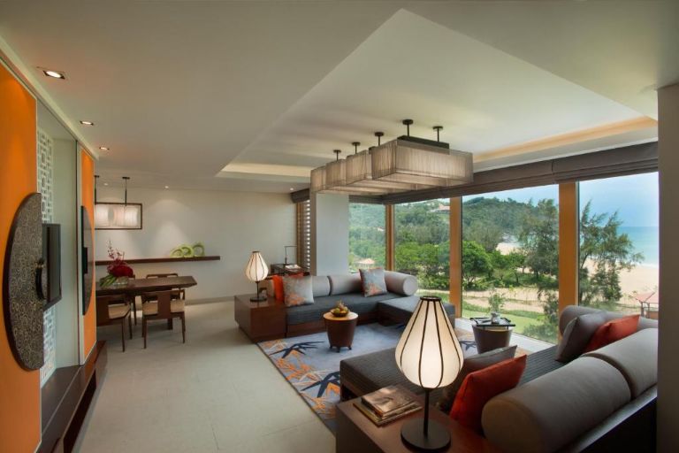 Thiết kế mang đậm nét văn hóa Việt Nam với nội thất tinh tế trần cao và đèn cây đứng 2 bên sofa