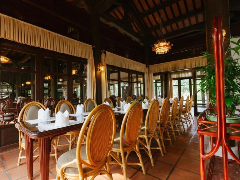 Những nhà hàng và bar ven biển tại resort mang đến cho bạn cơ hội thưởng thức những món ăn độc đáo