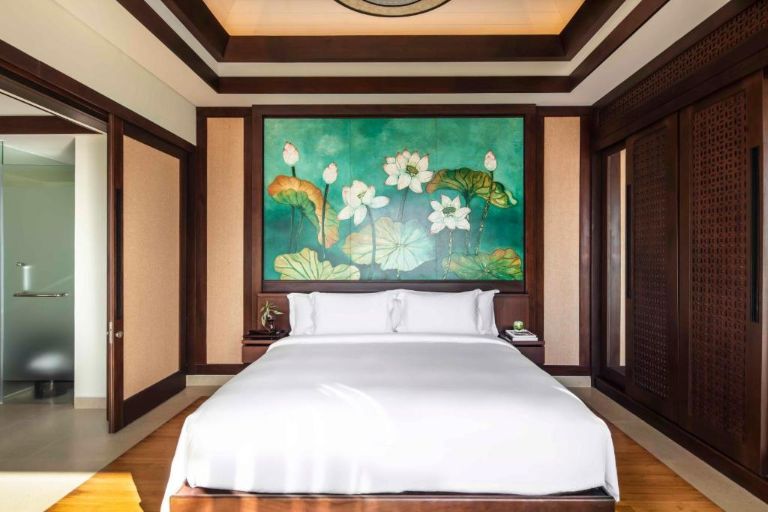 Bức tranh hoa sen với gam màu trắng kết hợp với xanh được trang trí đầu giường ngủ