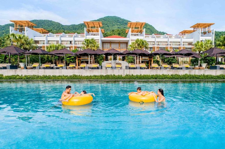 Bể bơi tại Angsana Lăng Cô được thiết kế sao cho tương tác một cách hài hòa với thiên nhiên xung quanh.