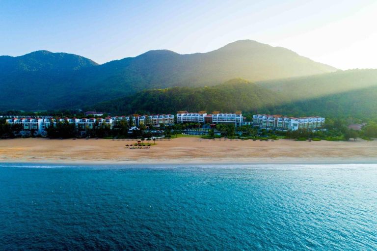 Angsana Lăng Cô là một kỳ quan nghỉ dưỡng nằm giữa vùng đất tươi đẹp và biển xanh của Việt Nam