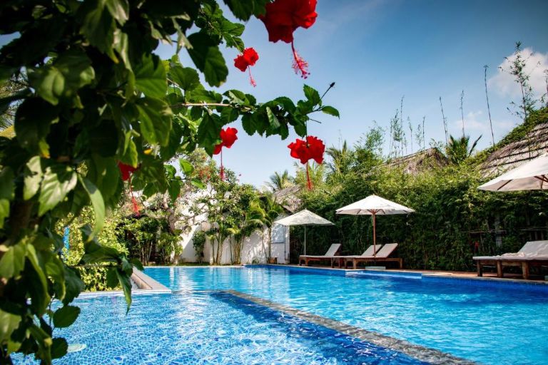 La Casa Resort sở hữu hồ bơi với thiết kế dạng đôi dày lạ mắt với diện tích 50m2, xung quanh được tảng bị ghế tắm nắng.