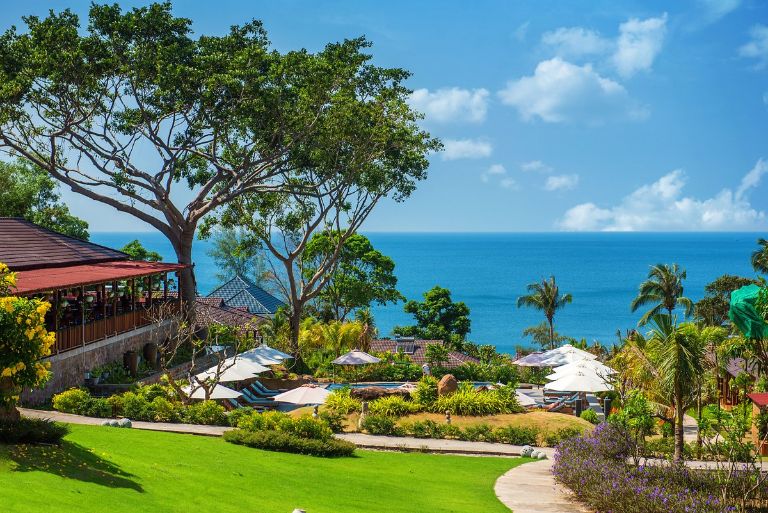 Resort Kiên Giang sở hữu không gian nên thơ được bao quanh bởi dãy núi và đại dương bao la.